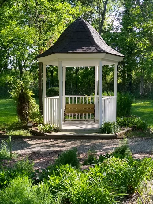 Restaurant outdoor pergola dining area